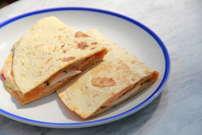 К Кесадилья с курицей и соусом манго чили